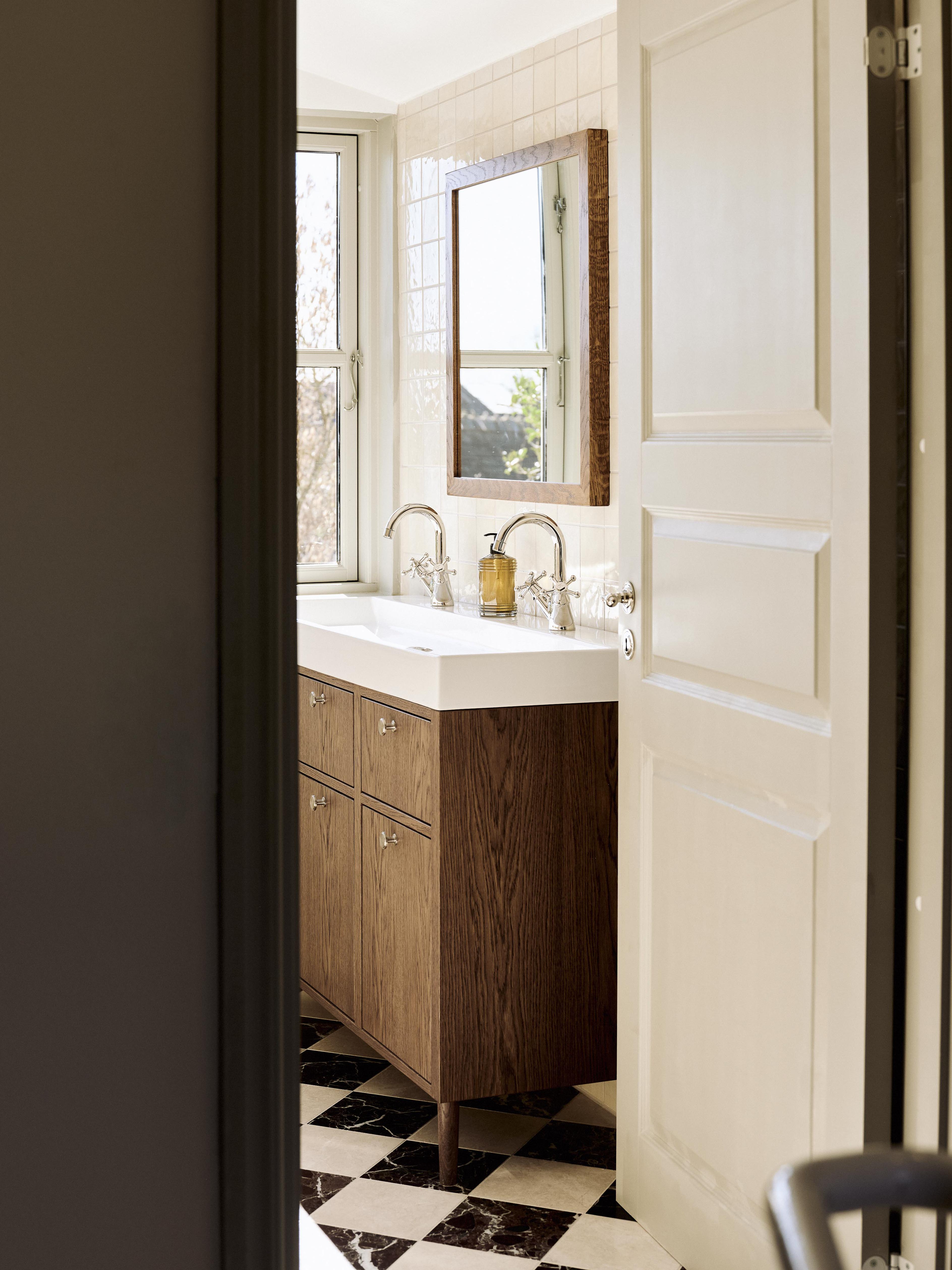 rahmt-furniture_square_mirror_dark_oaklow-res_002_vs.jpg